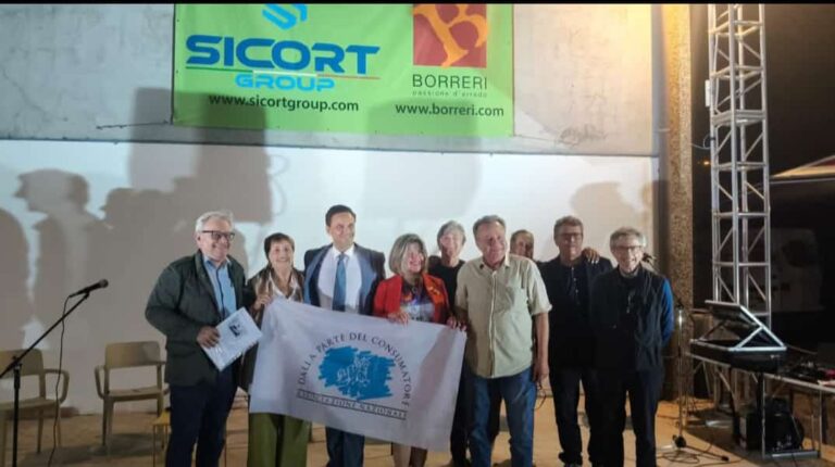 Lamberto Colla e Riccardo Ronchietto ricevono il primo Premio Francesca Arnaboldi. A Fidenza legalità e consumerismo